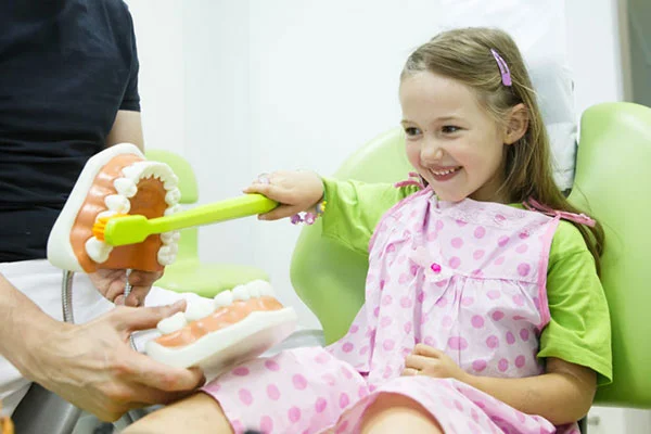 دختر بچه در مطب دندانپزشکی