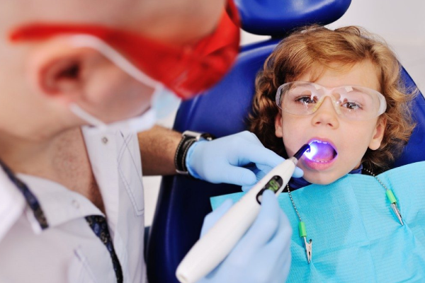 کودک در مطب دندانپزشکی