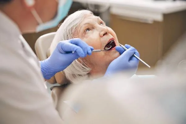 ایمپلنت دندان در سالمندان 